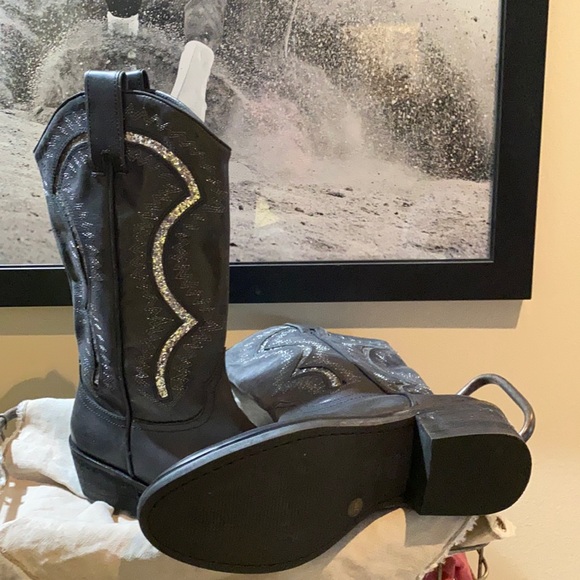 Reba Boots 7M Black w/ Silver Sequins design - Picture 2 of 2